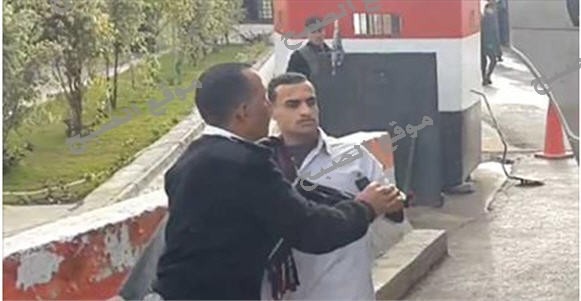 بالفيديو مطاردة حيه لسائق شاحنة اقتحم كمين ليسلم نفسه واعتدائات امناء الشرطه على التباع